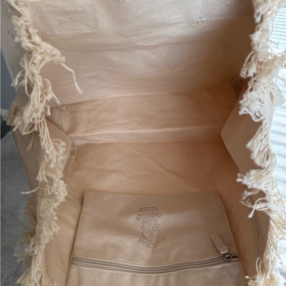 Hipchik smiley tote
New without tags - Picture 3 of 4